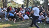 Pehlivanın iş kazası, rakibi yerine vatandaşı yere serdi