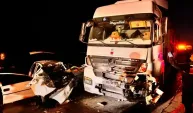 Tır otomobili kağıt gibi ezdi! Feci kazada 3 ölü 
