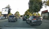 Trafiğin yoğunluğuna aldırmadan makas attı