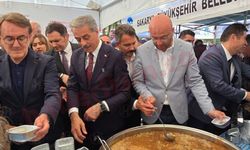 Büyükşehir aşure dağıttı