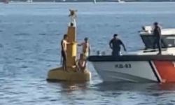 Boğulmamak için deniz fenerine çıkan 3 kişiyi Sahil Güvenlik kurtardı