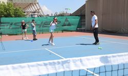 Yaz Tenis Kursu'na yoğun ilgi: Çocuklar yaz tatilinde kortlarda buluştu