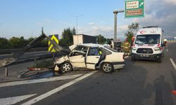Otomobil bariyerlere saplandı: 3 yaralı