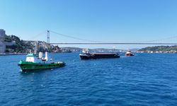 Karasu’da karaya oturan dev gemi Boğaz’dan geçti