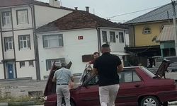 Dumanların yükseldiği otomobile yoldan geçen sürücü müdahale etti