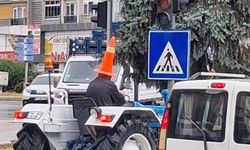 Yağmurdan korunmak için başına trafik dubası geçirdi