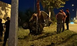 Otomobil ikiye bölündü, sürücü hafif sıyrıklarla kurtuldu