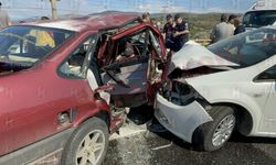 Yol çalışması olan noktada otomobiller çarpıştı... 1'i bebek 7 yaralı