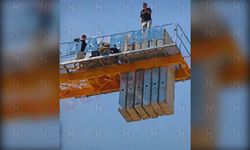 Maaşlarını alamayan işçiler kule vince çıktı