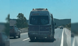Trafikte tehlikeli yolculuk! Halk otobüsü kapısı açık ilerledi