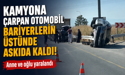 Kamyona çarpan otomobil bariyerlerin üstünde askıda kaldı… Anne ve oğlu yaralandı