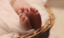11 aylık bebeği çöp konteynerinin yanına bıraktı...Bebekte darp izlerine rastlandı