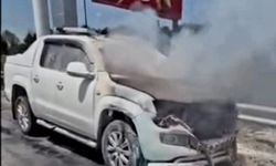 Otoyolda kamyonetin motoru tutuştu