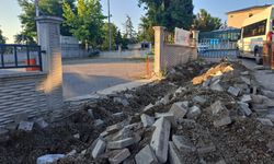 Hendek’te belediye öfkesini böyle çıkardı… Memurların üzerine evrakları fırlatıp, kurumun önü iş makineleriyle kazıldı