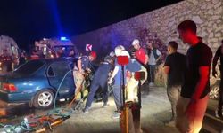 2 otomobil kafa kafaya çarpıştı! Astsubayın eşi ve çocuğu hayatını kaybetti