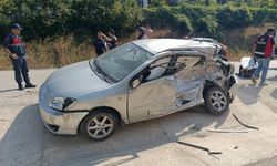 Mudurnu- Akyazı yolunda kamyon ile otomobil çarpıştı... 3 yaralı