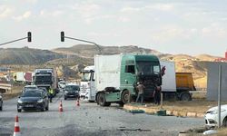 Yolcu otobüsü ile iki tır çarpıştı