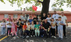 Öğrenciler istedi, Başkan Ata çiğ köfteyle geldi