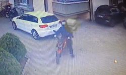 Pes dedirten hırsızlık! Kendi motosikleti gibi bindi, vitesi boşa atıp götürdü