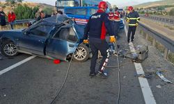 Sakarya plakalı otomobil tur otobüsüyle çarpıştı... Anne ve 7 yaşındaki oğlu öldü