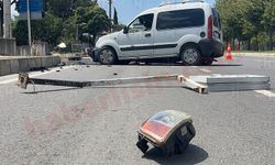 Kontrolden çıkan araç tabelalara çarparak durdu