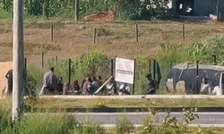 Taş ve sopalarla birbirlerine saldırdılar...Polis silahla havaya ateş açtı