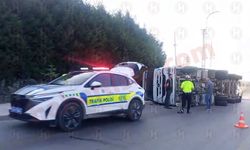 Karaman yolunda tır devrildi, yükü yola saçıldı