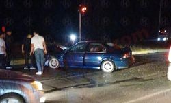İşe yetişmeye çalışırken kaza yaptı...Kırmızıda geçince 3 araç çarpıştı: 2 yaralı