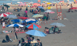 Yasak dinlemediler... Yüzlerce kişi dalgalara rağmen sahile akın etti