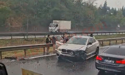 Sakarya’da sağanak kazayı beraberinde getirdi.. Araç bariyerlere çarptı