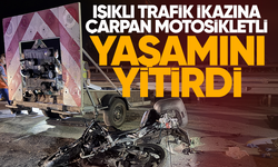 Işıklı trafik ikazına çarpan motosikletli yaşamını yitirdi