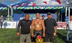 Akyazılı Serdar pehlivan, altın kemerle döndü