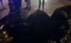 Motosiklet sürücüsü polisten kaçarken ticari araçla çarpıştı! 1 yaralı