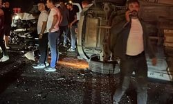 Akyazı'da can pazarı...Kavşakta araçla çarpışan otomobil devrildi: 1'i bebek 6 yaralı