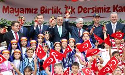 İlk ders zilini öğrencilerle birlikte çaldılar