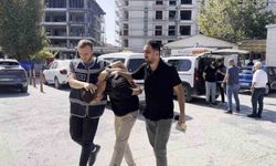 Kendilerini polis olarak tanıtıp yaşlı kadını dolandırdılar