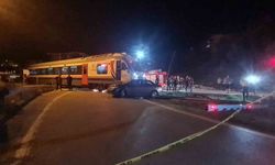 Yolcu treni otomobille çarpıştı: 5 yaralı