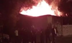 3 gecekondu alevlerin arasında kaldı