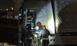 Yoldan çıkan tır bariyerlere çarptı, sürücü kayıplara karıştı