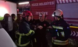 Fabrika yangınında itfaiyeci yaralandı