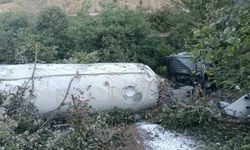 Akyazı - Mudurnu yolunda tır devrildi: 1 ölü, 1 yaralı