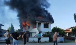 İki katlı evde çıkan yangında ikinci kat ve çatı kullanılamaz hale geldi