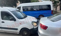 Hafif ticari araç ile otomobil çarpıştı... Trafik felç oldu