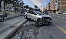 Kaldırıma çıkan otomobil yayalara çarptı: 4 yaralı