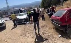 Otomobiller kafa kafaya çarpıştı... 6 yaralı