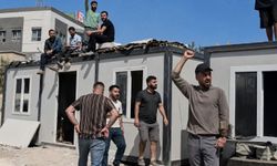 Emniyet inşaatında eylem yapan işçilerin konteynerlerini vinçle kaldırmak istedi