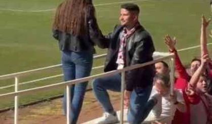 Futbol maçında evlilik teklifi
