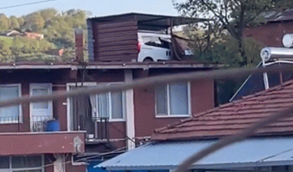Doblo marka aracını çatıya park etti