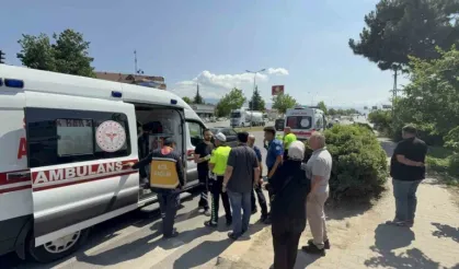 Yayaya yol veren otomobile çarpıp takla attı: 3 yaralı
