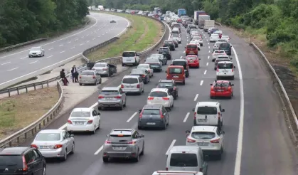 Bayram tatilinin ilk sabahında Sakarya geçişinde trafik durma noktasına geldi